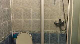 Гостиница Гостевой Дом «Лето» Анапа Стандартный двухместный номер с 2 отдельными кроватями и общей ванной комнатой на 5 этаже-5